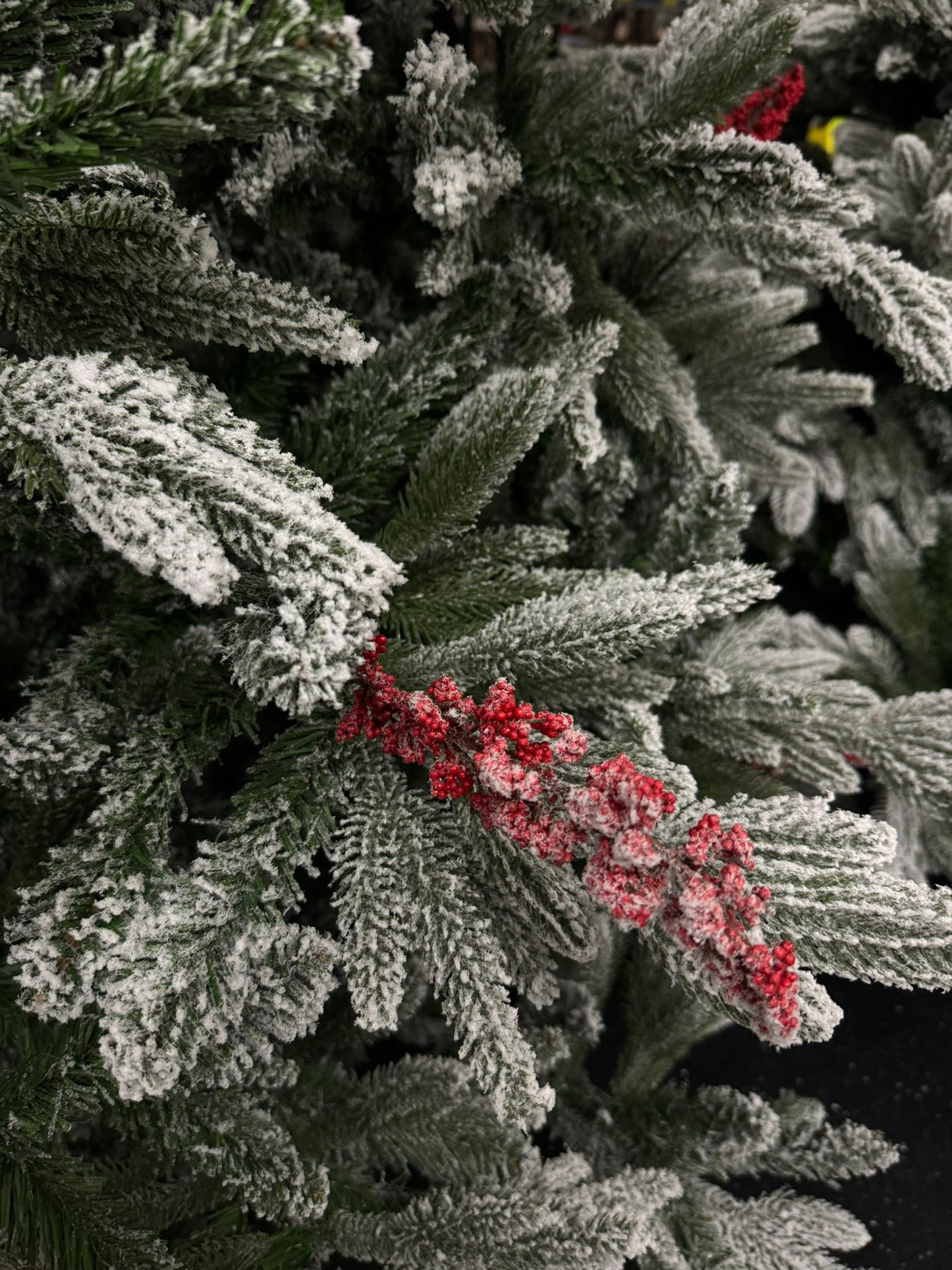 Brad Artificial De Lux de Craciun cu Zapada si muguri rosii B14